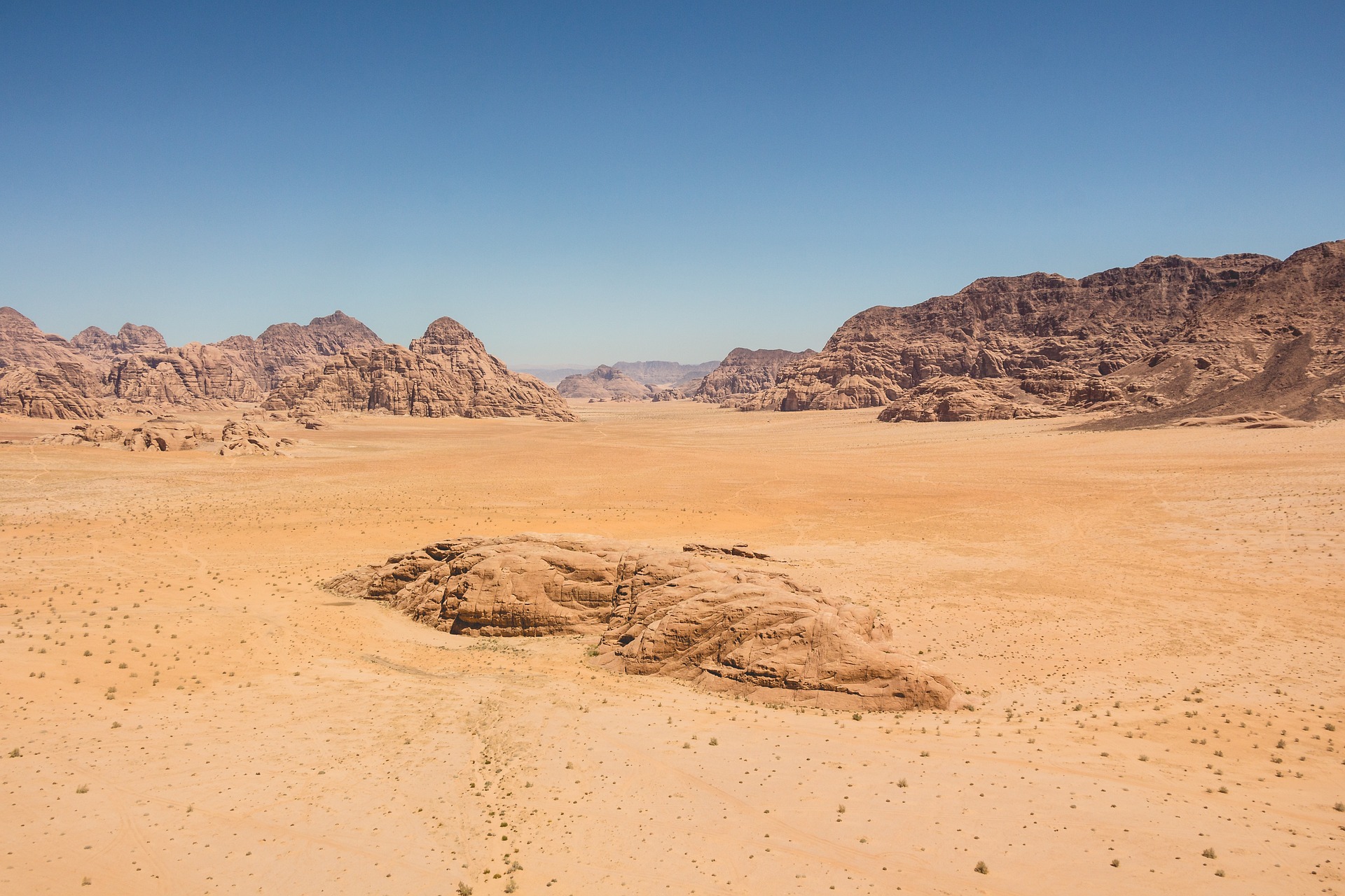 A barren desert lanscape by Pexels from Pixabay